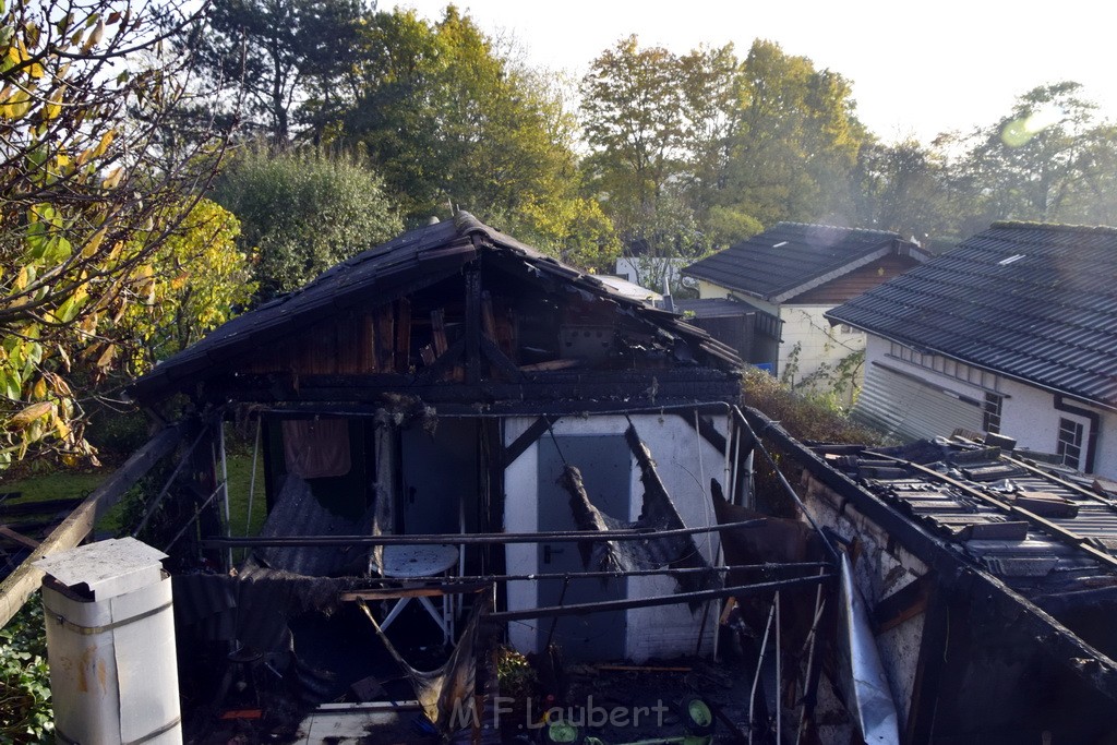 Feuer 1 brannten 3 Lauben Koeln Fuehlingen Kriegerhofstr P125.JPG - Miklos Laubert